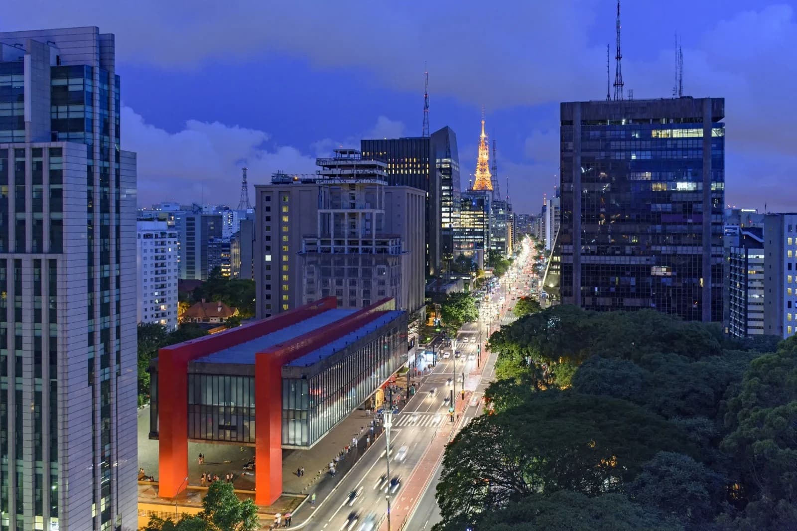 Vista aérea da Avenida Paulista, um dos principais cartões-postais de São Paulo.