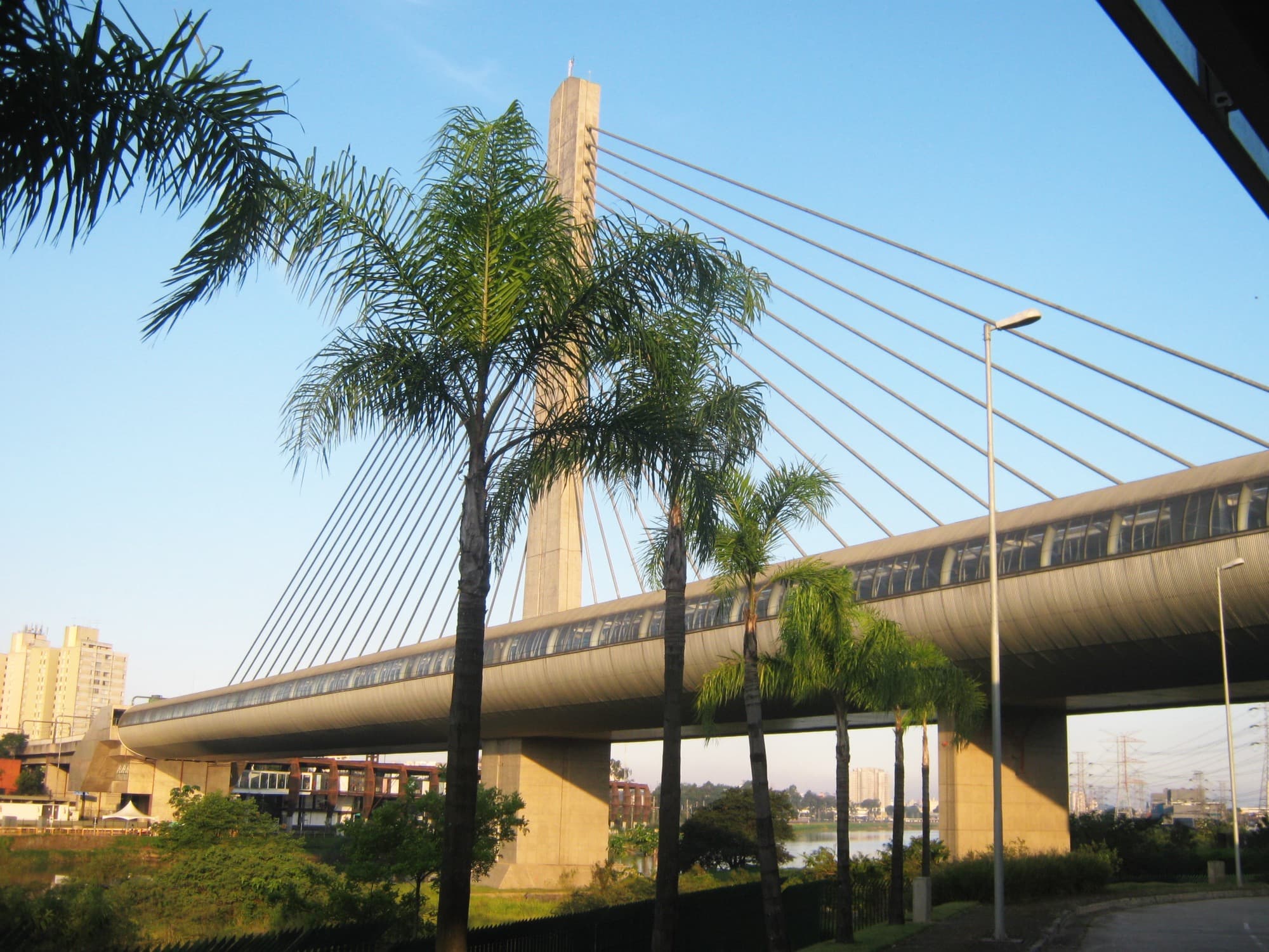 Estação Santo Amaro do Metrô, sobre a ponte estaiada na Marginal Pinheiros.