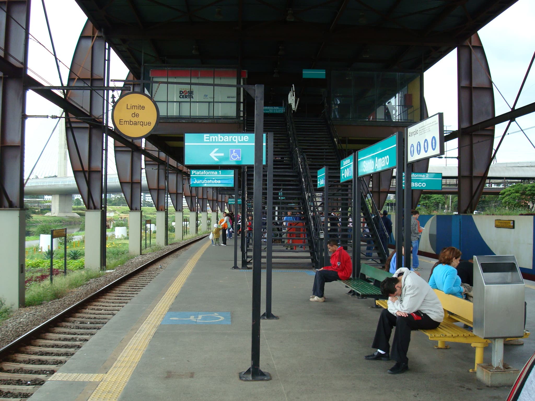 Plataforma da estação Santo Amaro, da Linha 9-Esmeralda da CPTM.